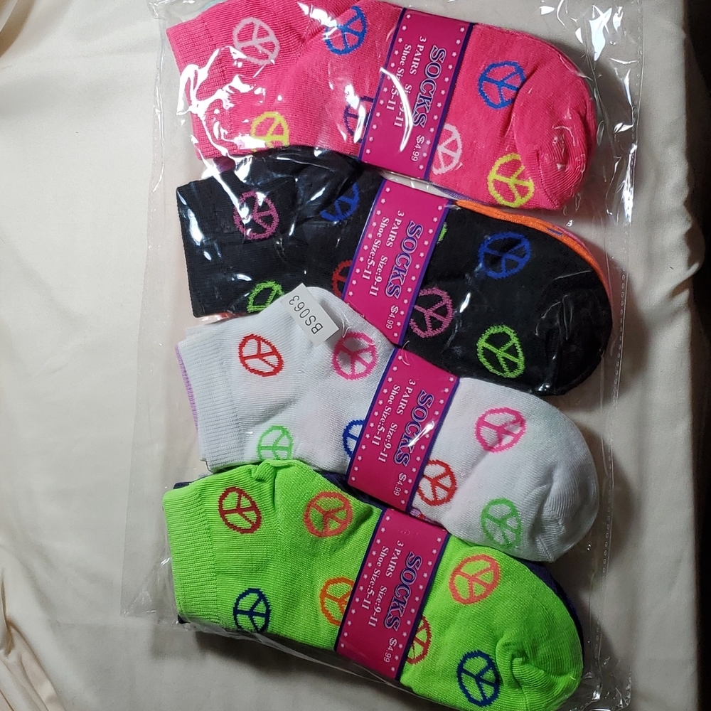 - 12 Pairs Assorted Colors Women's Ankle Socks Size 9-11 Peace Sign - Picture 2 of 6